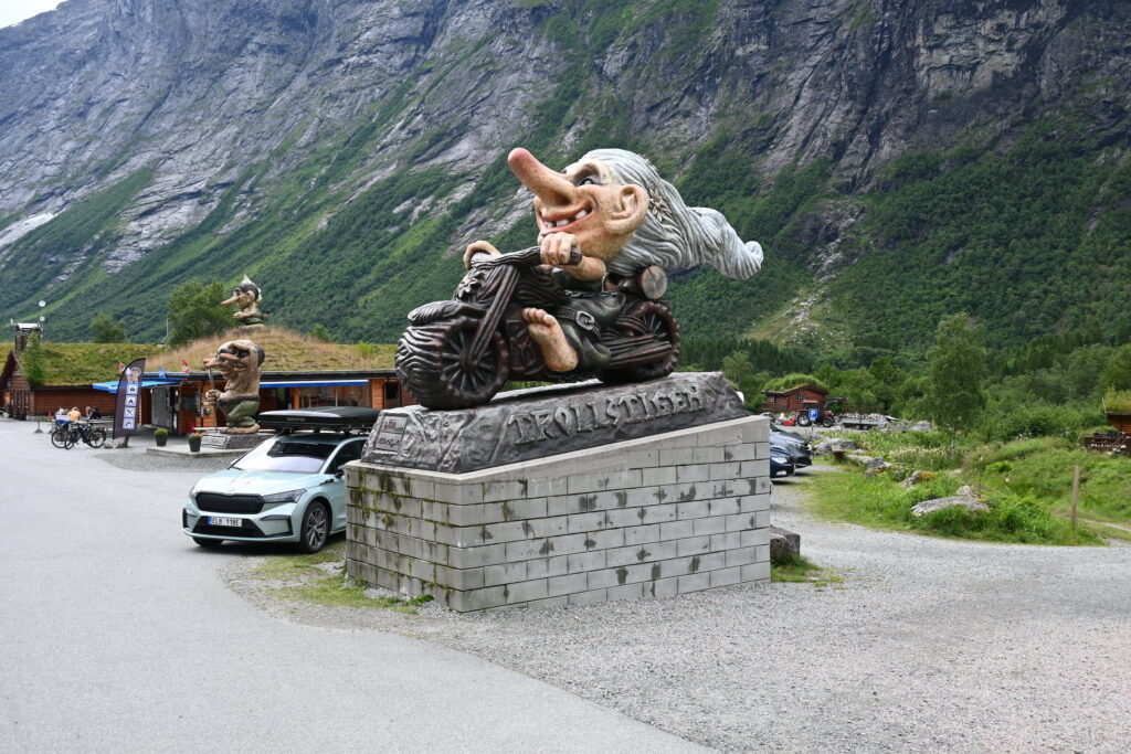 Troll na motorce pod Trollstigen