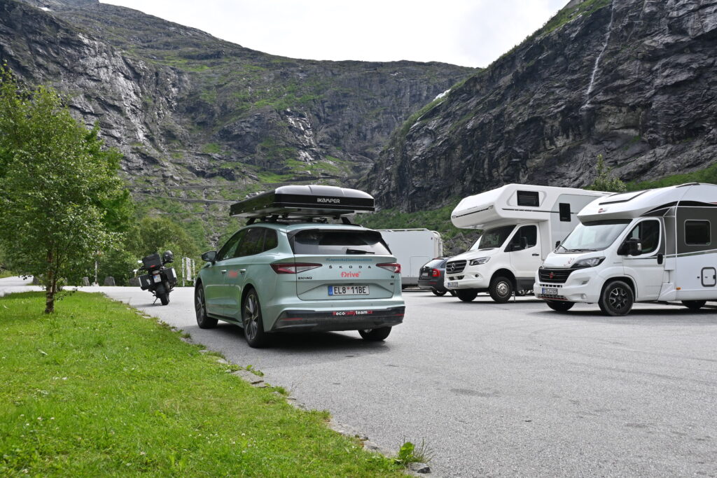 Jedno z vyhlídkových parkovišť na Trollstigen