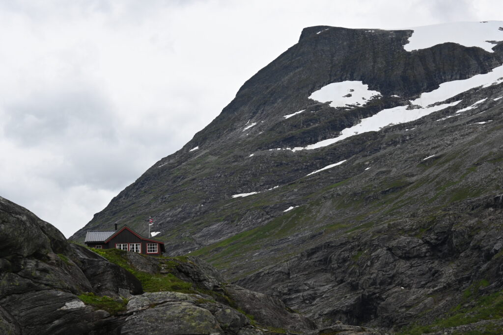 Pohled na skalní masív napravo od Trollstigen