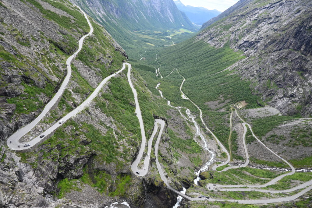 Ohromující pohled na Trollstigen shora